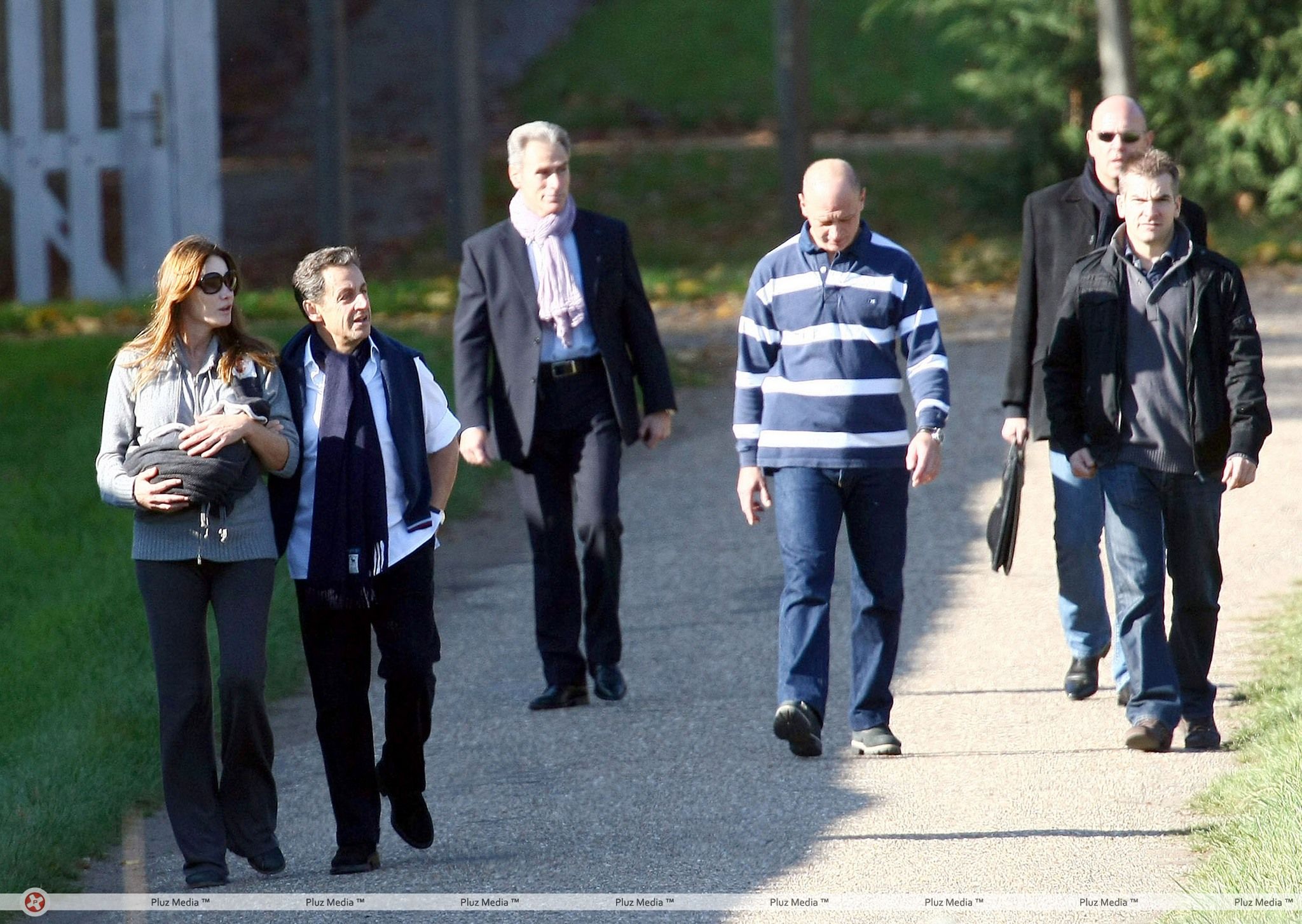 Nicolas Sarkozy and wife Carla Bruni taking a stroll with Giulia | Picture 113950